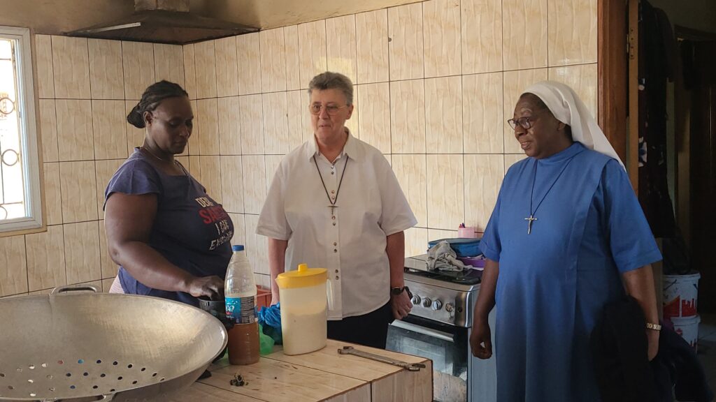 Nous voyons ici à la cuisine, au milieu Sœur Agnès THÉVENIN, à sa droite Sœur Hortense, la Provinciale et à gauche Mme Hélène, responsable de la cuisine