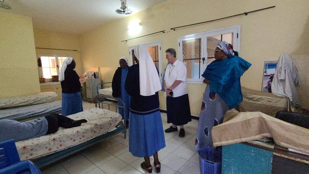 Ici la Sœur Agnès est à la salle de l'infirmerie