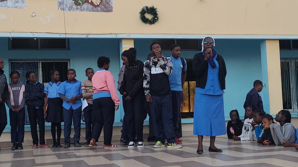 La Sœur Directrice a annoncé la présence d'invités de marque: Conseillère Générale