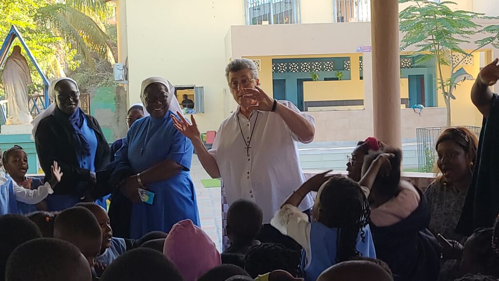 Les enfants du Préscolaire dansent avec la Conseillère Générale, Sœur Agnès THÉVENIN