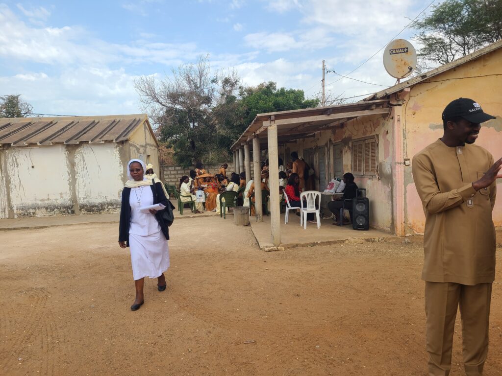 On voit la Sœur Cécile qui se dirige vers le Sanctuaire
