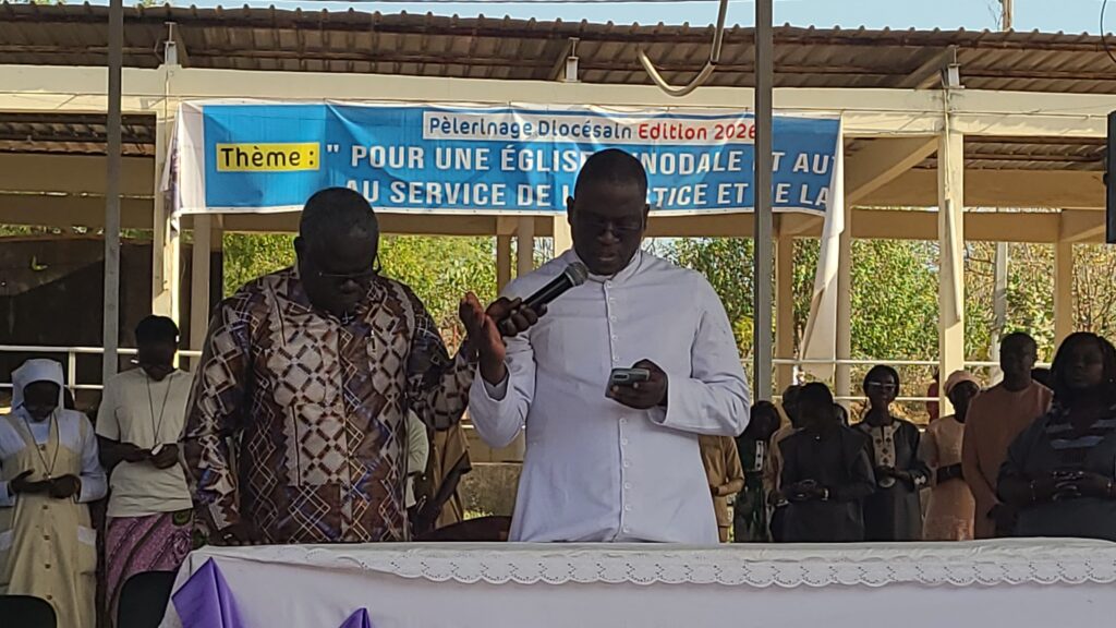 Le Père NADIACK bénissant les chapelets et objets de piété