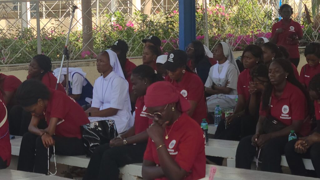 Gros plan sur les jeunes enseignants du CFP écoutant attentivement