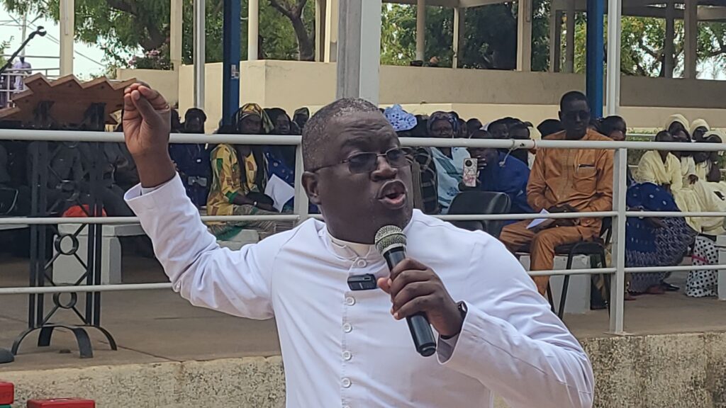 Le Père Vivien NADIACK entonnant un chant