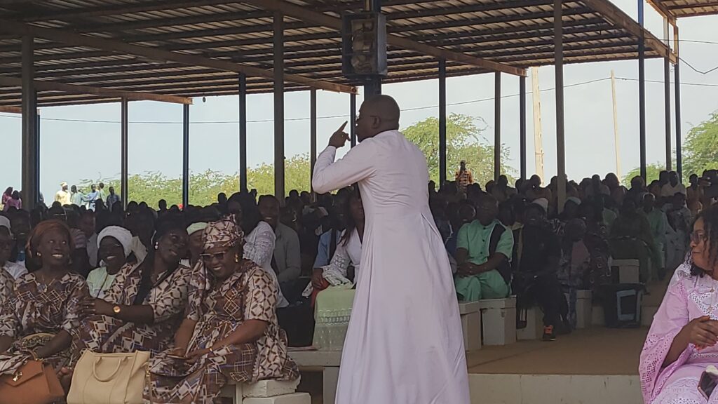 Le Père Vivien NADIACK est en pleine explication