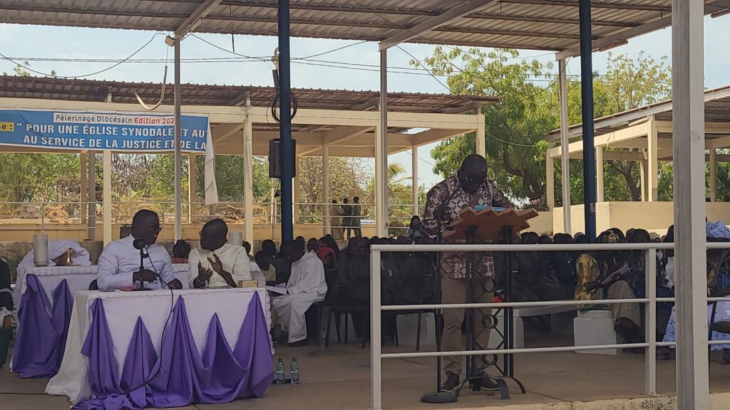 Durant cet intermède, le modérateur a procédé aux annonces institutionnelles pour guider les pèlerins