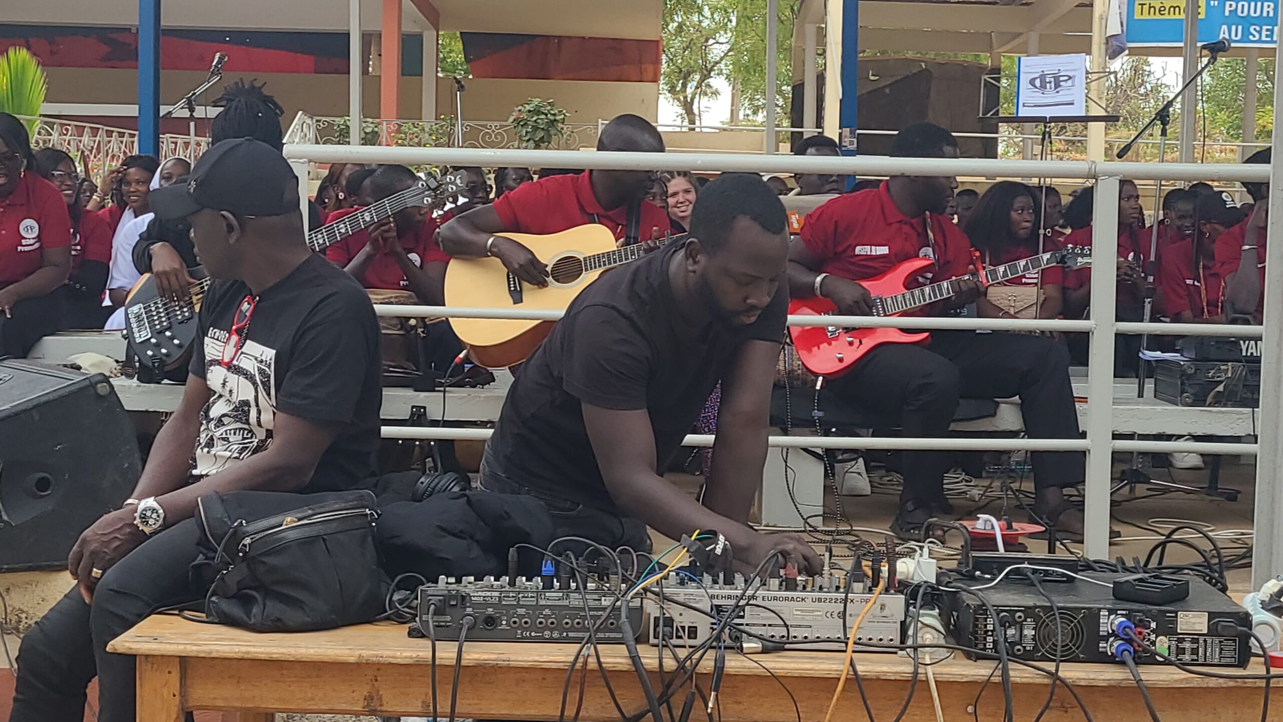 Techniciens installant les haut-parleurs