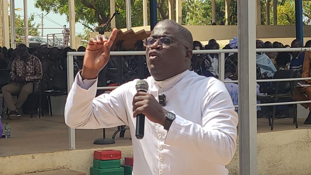 Le Père Vivien NADIACK a ouvert la conférence