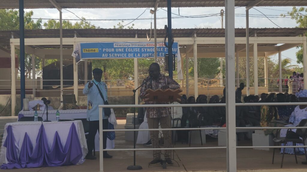 M. Félix MENDY au micro face à l'assemblée