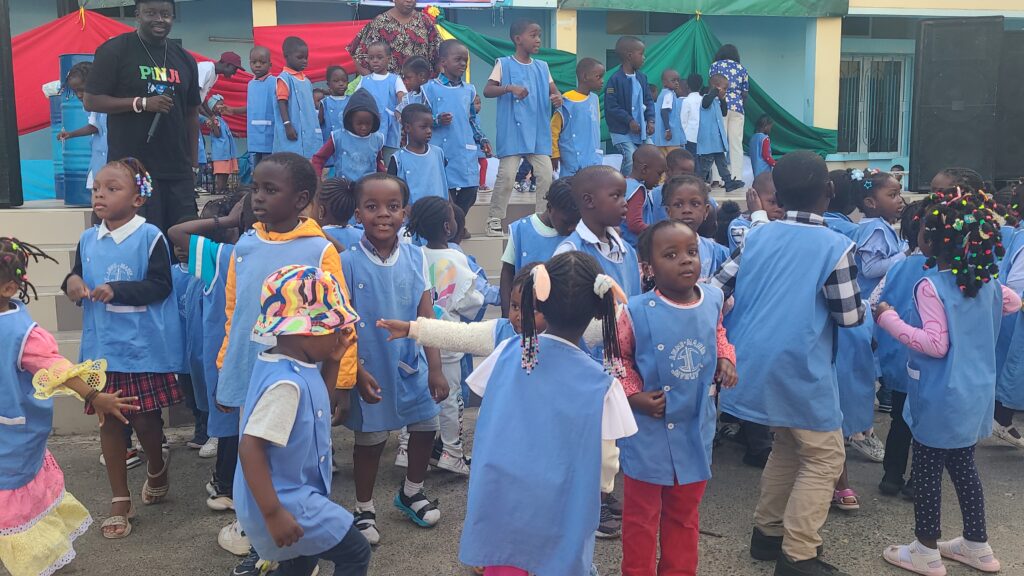 Ambiance joyeuse des élèves de la préscolaire avant le début des activités.