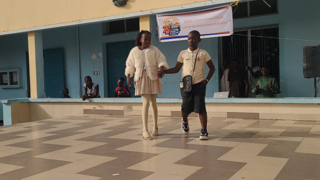 Le couple Edmond et Angel, finalistes du Mister Primaire, rayonne avec élégance et complicité sur scène.
