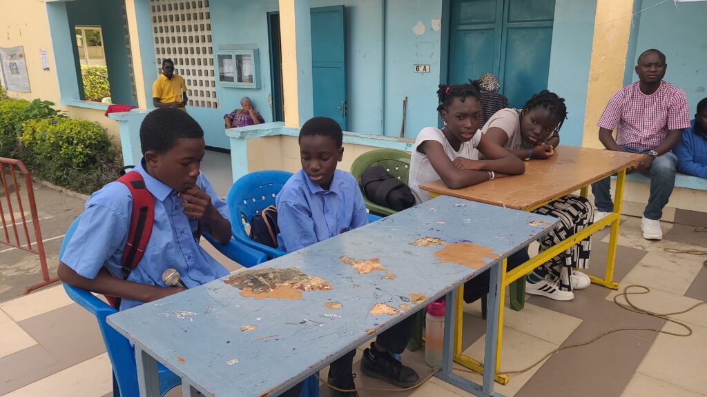 Quatre élèves de la classe de 5ᵉ B en pleine démonstration de leur talent au Génie en herbe.
