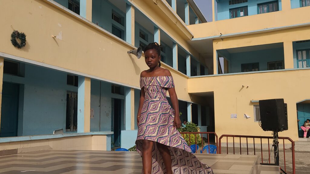 Salimata, finaliste Miss Primaire, rayonne avec grâce et élégance sur scène.
