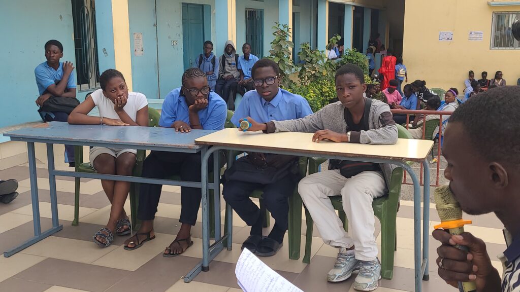Les élèves de la classe de 3ᵉ A en pleine participation à la compétition de Génie en herbe.
