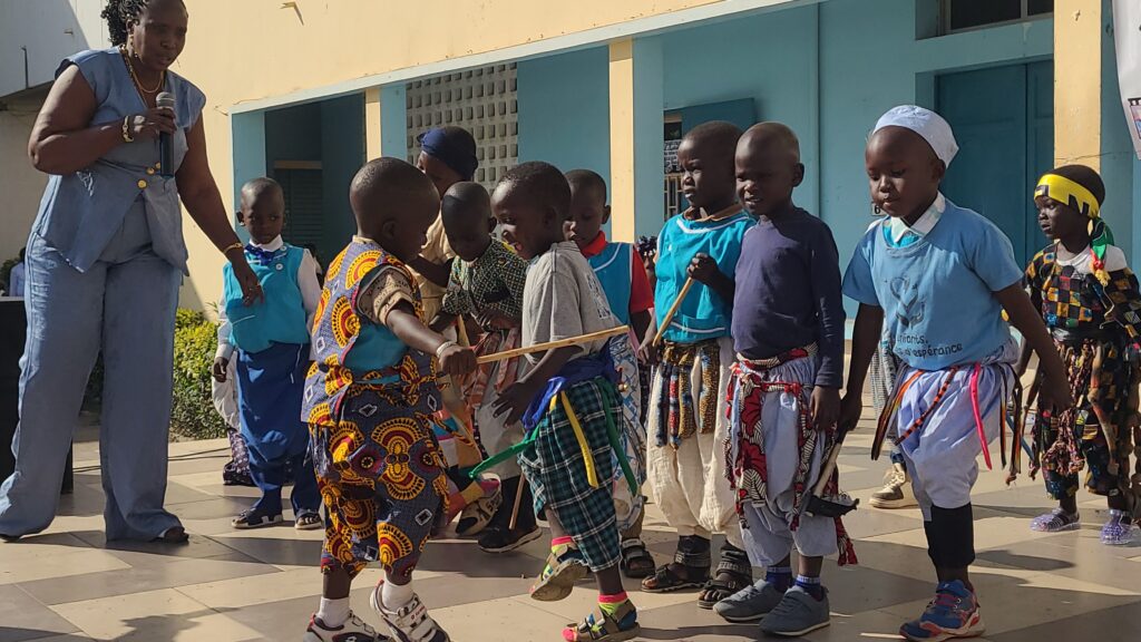 Une initiation traditionnelle par les enfants de Sacré Cœur Gandiaye