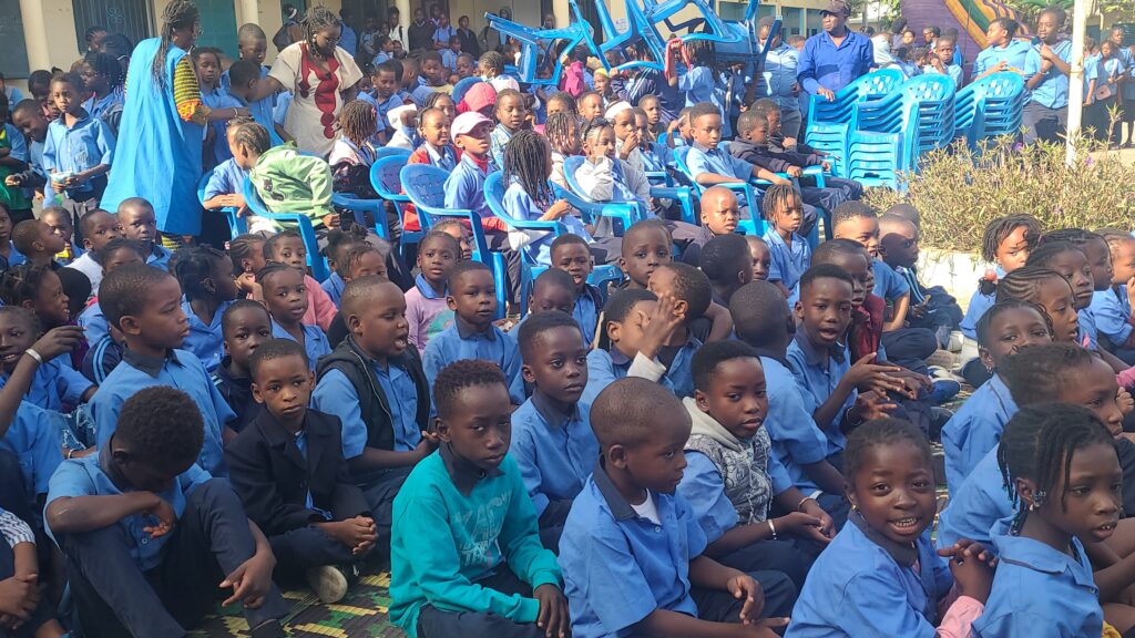 Les élèves suivent attentivement l’allocution du Président du Gouvernement scolaire.
