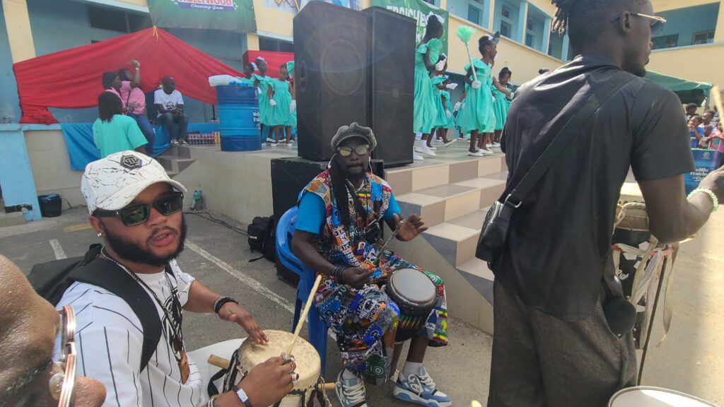 Les joueurs de tam-tam accompagnent les minorettes durant leur prestation.
