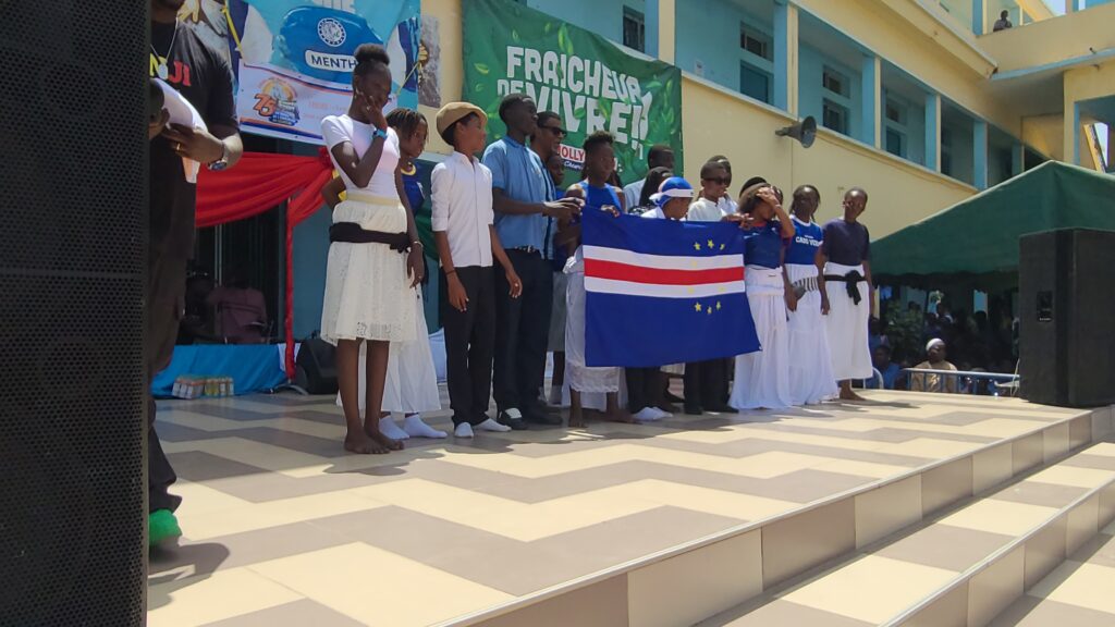 Photo de famille des jeunes du Cap-Vert.
