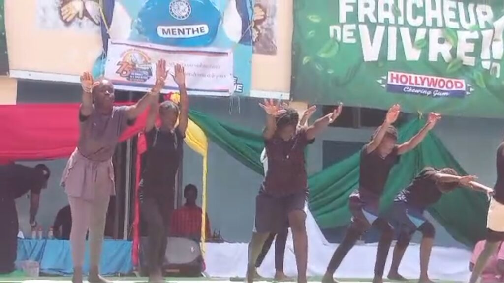 Belle démonstration de gymnastique des filles du collège.
