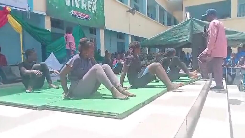 Les filles du collège ont réalisé une belle prestation de gymnastique.
