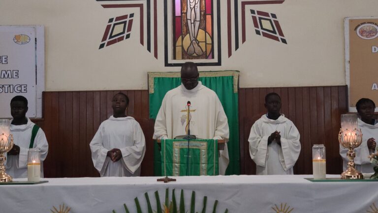 📸 Le célébrant ouvrant la célébration eucharistique devant l'ensemble de la communauté éducative.