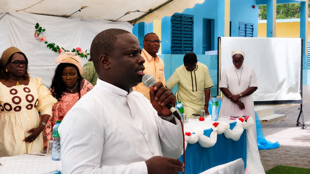 🙏 L'Abbé Léon Diao ouvre la cérémonie par une prière et une bénédiction.
