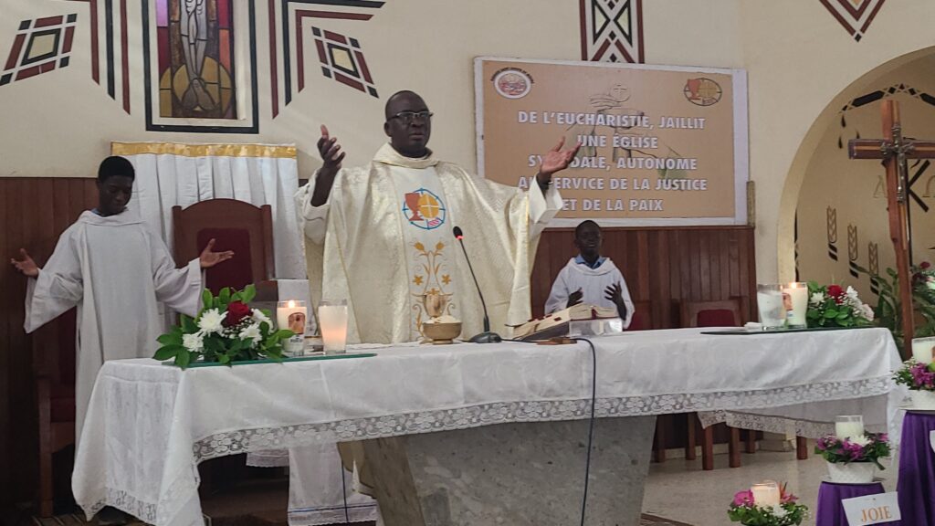 Depuis plusieurs années, l'Abbé Abraham accompagne fidèlement la communauté éducative à travers les célébrations eucharistiques
