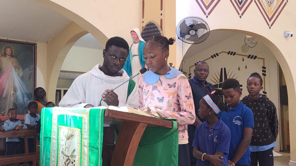 📸 Les élèves participant activement à la liturgie en présentant les intentions de prière.