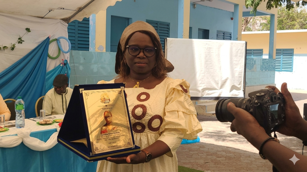 🎁 Remise de cadeau à Mme Germaine Ndiaye Sambou en reconnaissance de ses années de service.