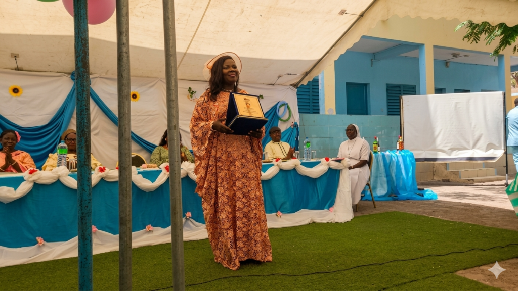 🌹 Mme Catherine Diouf reçoit un présent symbolique en reconnaissance de ses années de service.