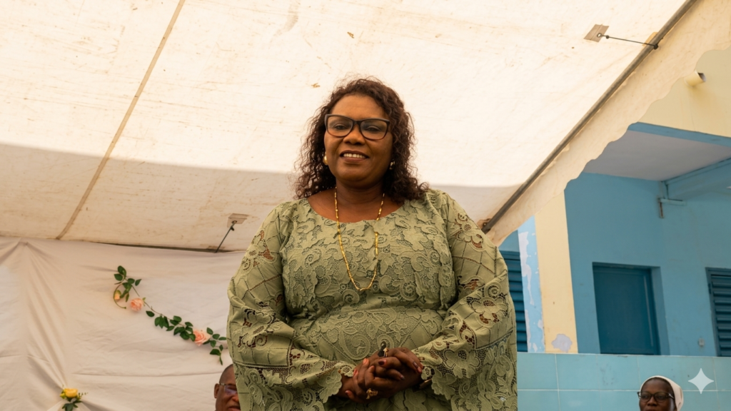 🎁 Remise de cadeau à Mme Cécile Sarr en reconnaissance de ses années de dévouement.