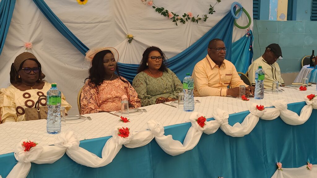 📸 Mme Cécile Sarr, au centre des récipiendaires, entourée de ses collègues retraités lors de cette journée d'hommage.