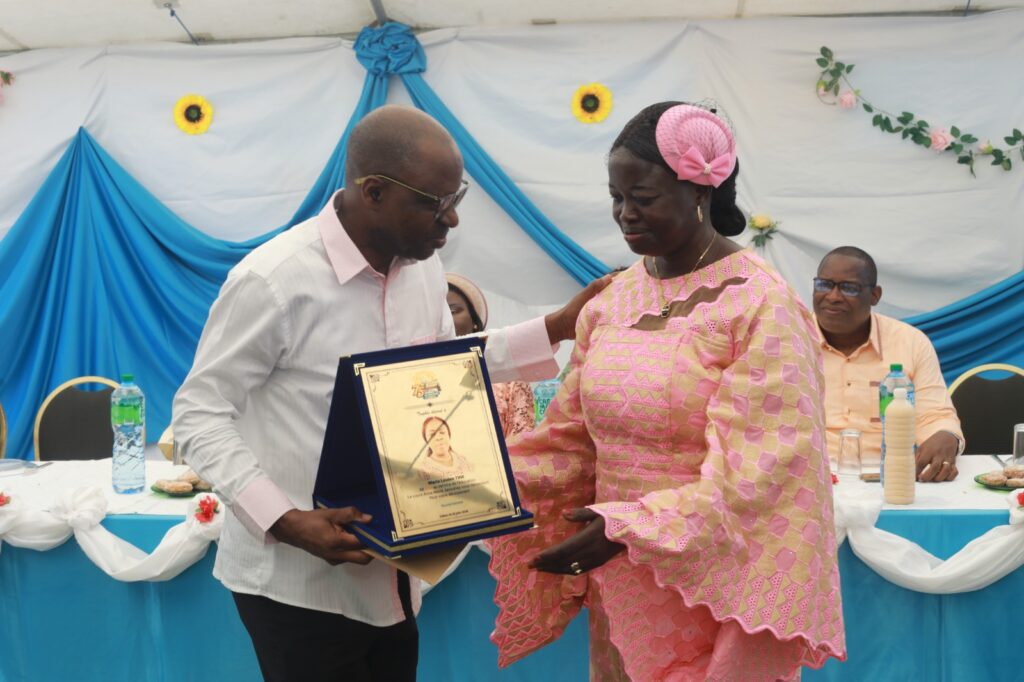 👏 Un geste de gratitude pour saluer l'engagement de Mme Marie-Louise Tine au service de l'éducation.
