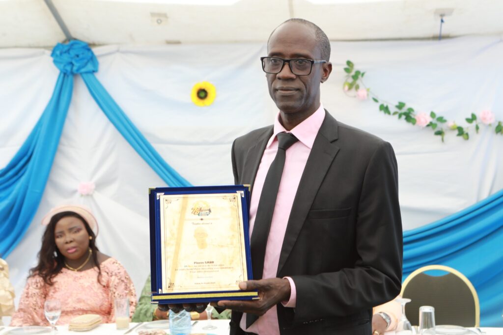 ✨ Hommage à M. Pierre Sarr lors de la cérémonie de remise des cadeaux aux retraités.