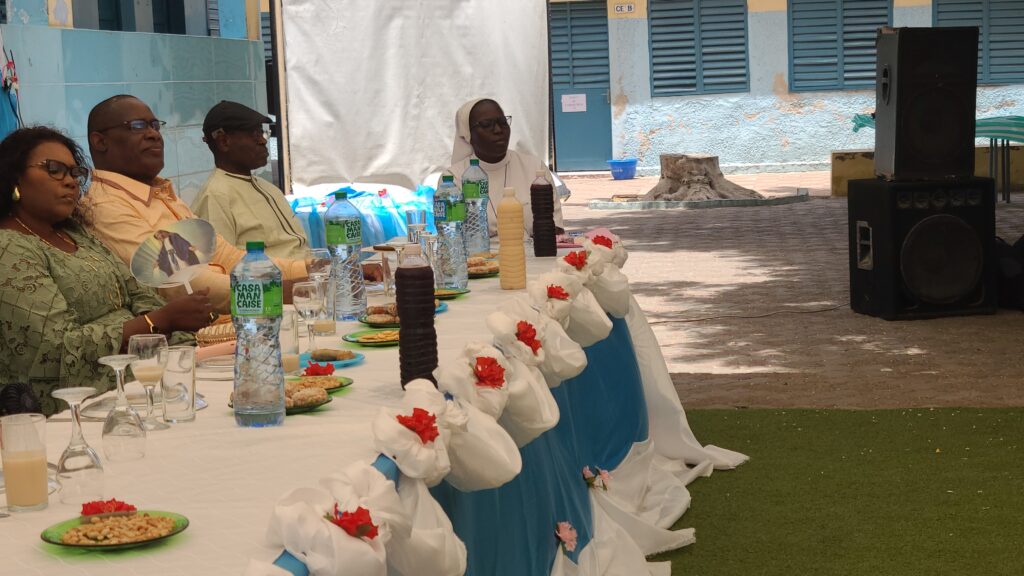 Sœur Rosalie, M. Diallo et les récipiendaires lors du rafraîchissement convivial.