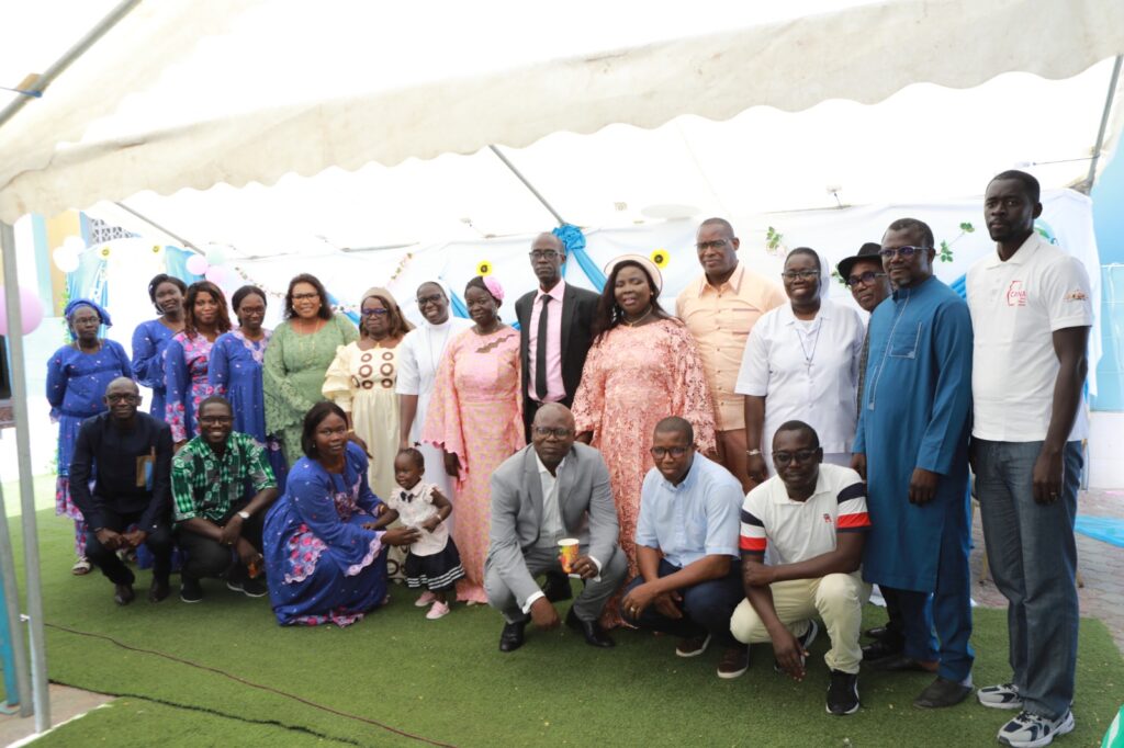 📸 Photo de famille des récipiendaires avec les enseignants du moyen et du secondaire.